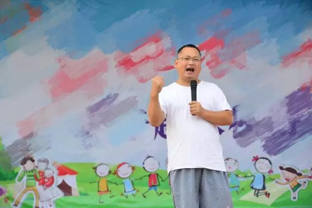 廣東博皓公司總經(jīng)理、鷹之家班主任尹總，為我們本次運(yùn)動會致開幕詞