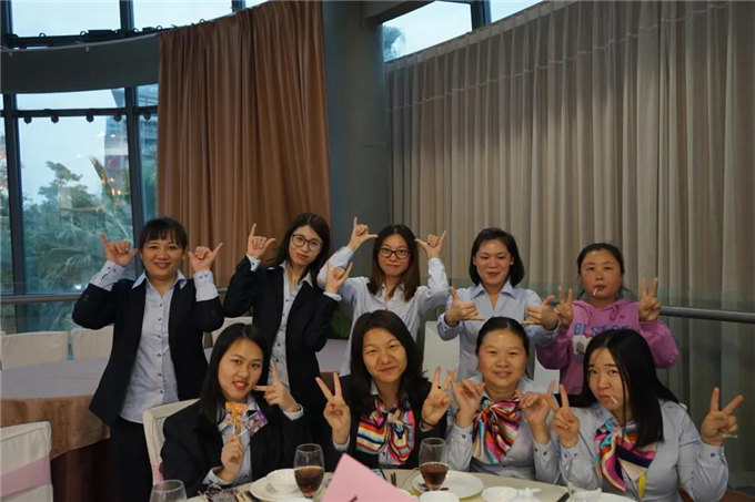 博皓家人們歡聚一堂，把酒言歡，開(kāi)懷暢飲-3